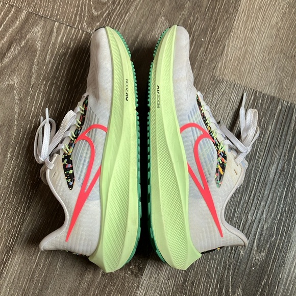 Nike - Picture 7 of 17